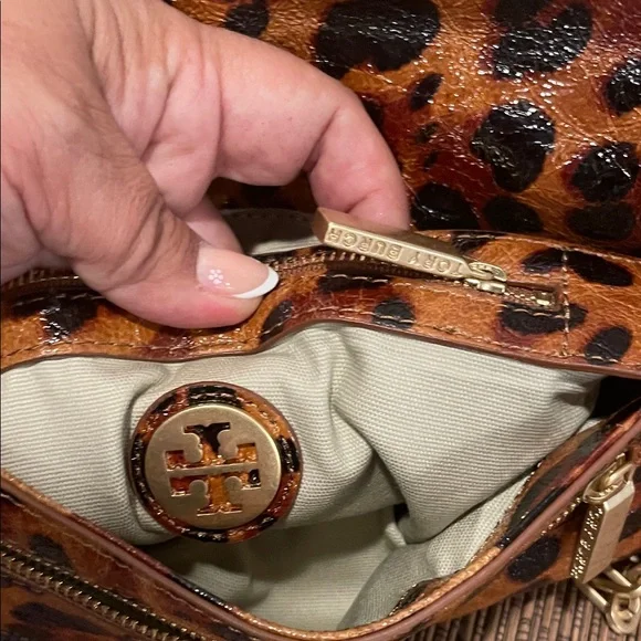 Tory Burch Leopard-Print Patent Leather Shoulder Bag with Gold Logo - Picture 10 of 11